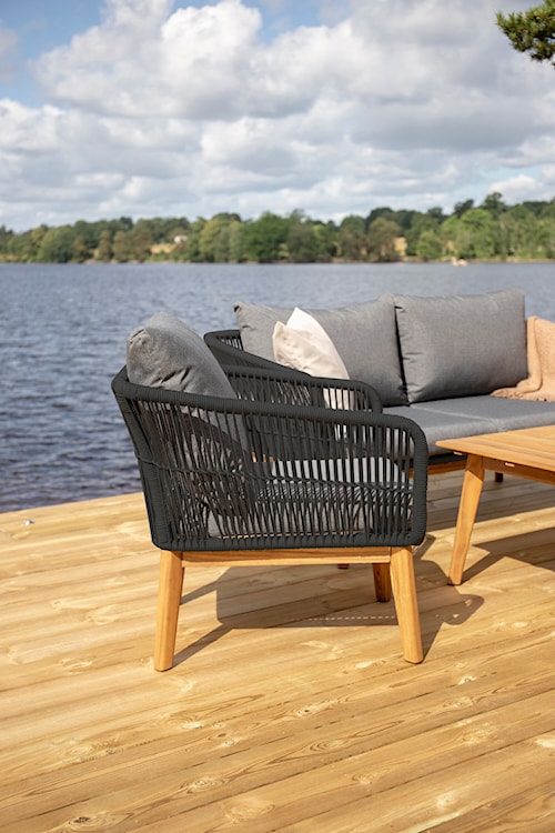 Zestaw mebli ogrodowych Comforre z sofą, dwoma fotelami i stolikiem kawowym drewniany czarny/grafitowy  - zdjęcie 3
