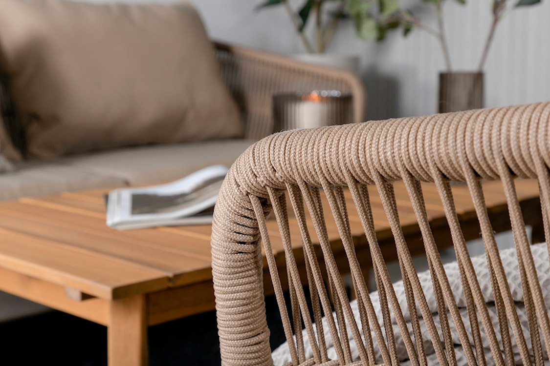 Zestaw mebli ogrodowych Comforre z sofą, dwoma fotelami i stolikiem kawowym drewniany beżowy  - zdjęcie 4
