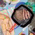 Le Creuset - Patelnia żeliwna grillowa Signature 26 cm czerwona  - zdjęcie 2