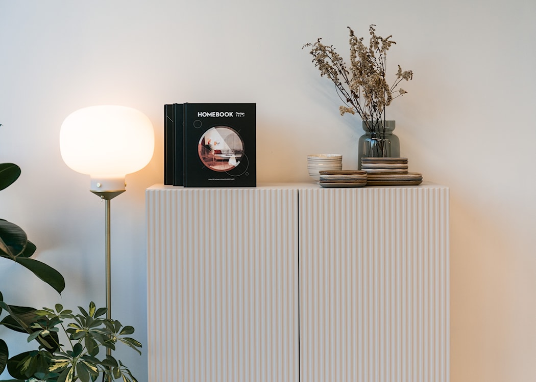 Komoda dwudrzwiowa Veldio z frezowanym frontem 90 cm Szary beż ze złotymi nogami   - zdjęcie 6