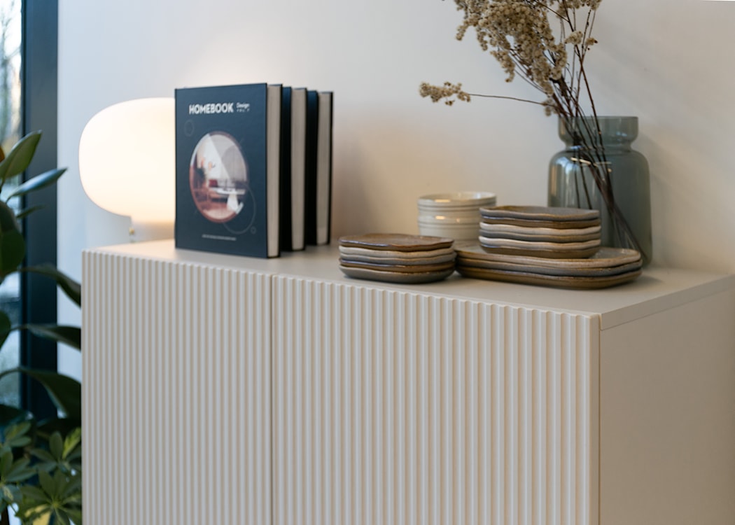 Komoda dwudrzwiowa Veldio z frezowanym frontem 90 cm Szary beż ze złotymi nogami   - zdjęcie 8