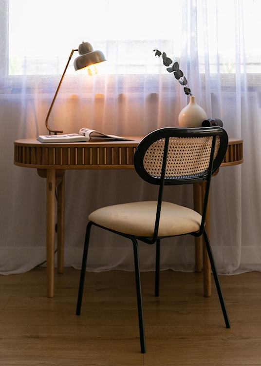 Krzesło Milloor z rattanowy oparciem/ beżowe velvetowe siedzisko  - zdjęcie 7