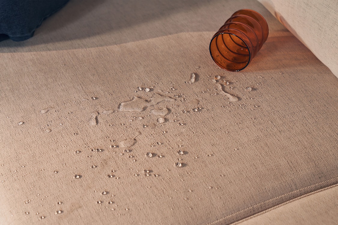 Narożnik z funkcją spania Carnos L-kształtny z piłką, pojedyncze poduszki kremowy szenil hydrofobowy prawostronny  - zdjęcie 9