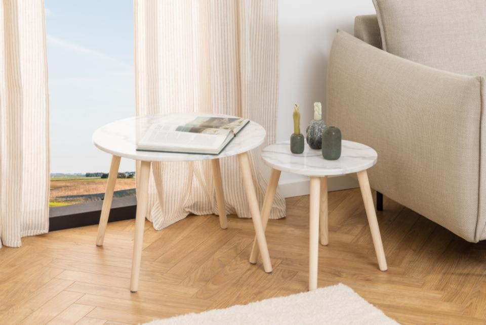 Stolik kawowy Hoppler biały marmur 60 cm na drewnianych nóżkach  - zdjęcie 6