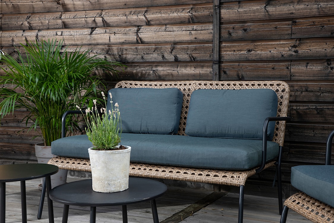Zestaw ogrodowy Pulary z sofą, dwoma fotelami i stolikami rattan czarny/naturalny  - zdjęcie 4