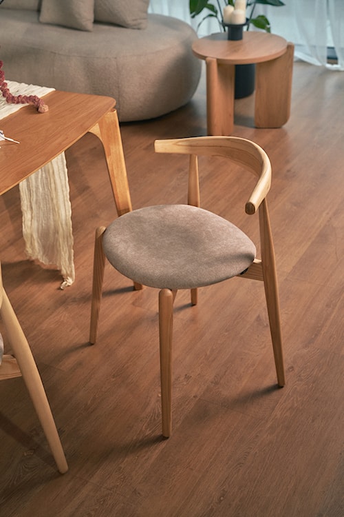 Krzesło drewniane do jadalni Perally w tkaninie łatwoczyszczącej beżowy szenil/dąb naturalny  - zdjęcie 3