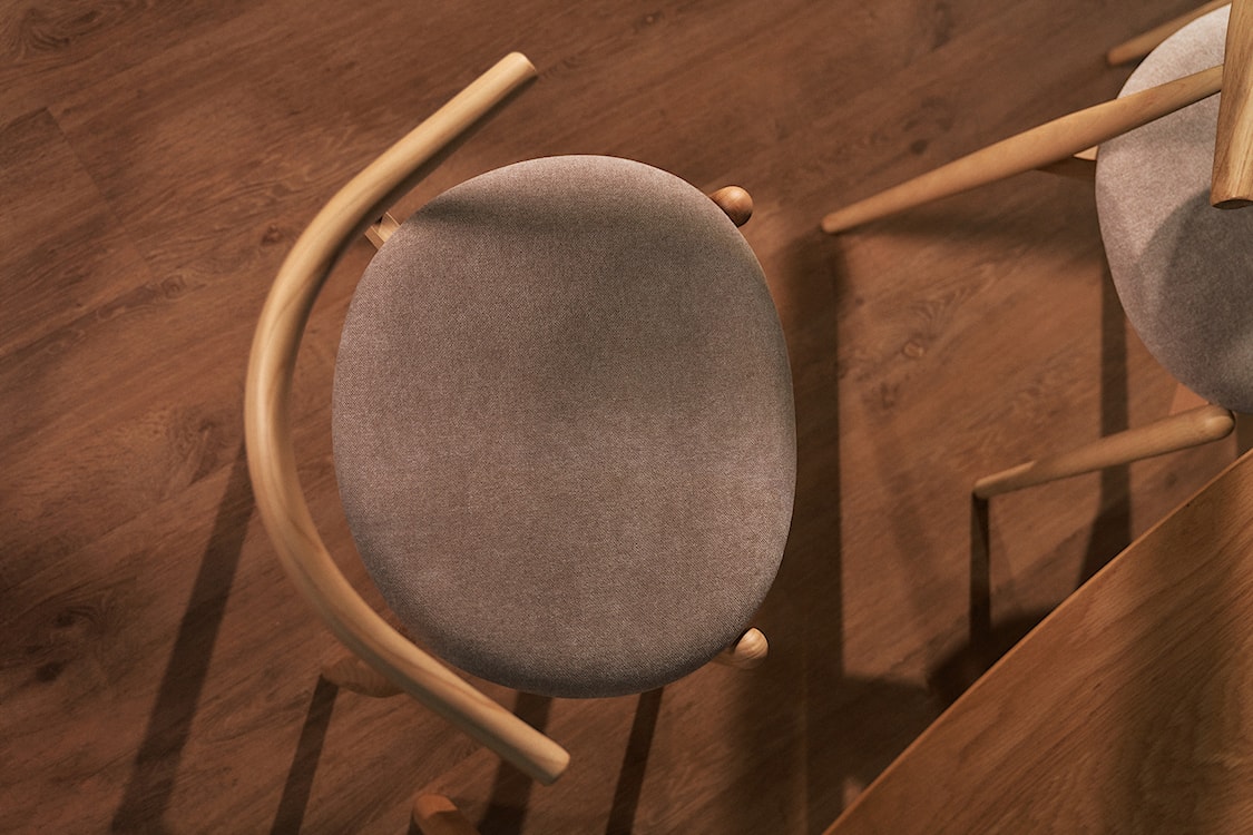 Krzesło drewniane do jadalni Perally w tkaninie łatwoczyszczącej beżowy szenil/dąb naturalny  - zdjęcie 12