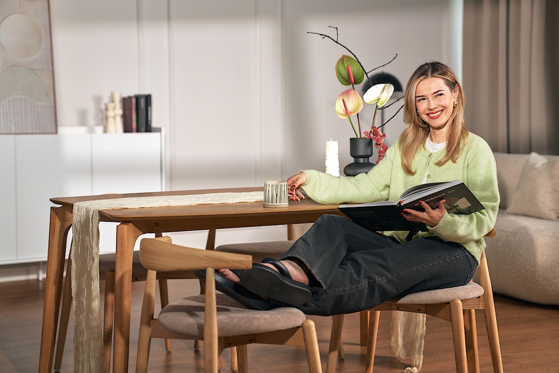 Krzesło drewniane do jadalni Perally w tkaninie łatwoczyszczącej beżowy szenil/dąb naturalny  - zdjęcie 7