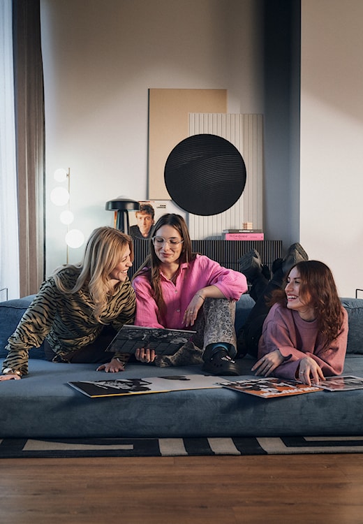 Kanapa rozkładana dwuosobowa Semassy granatowy sztruks z metalową ramą  - zdjęcie 7