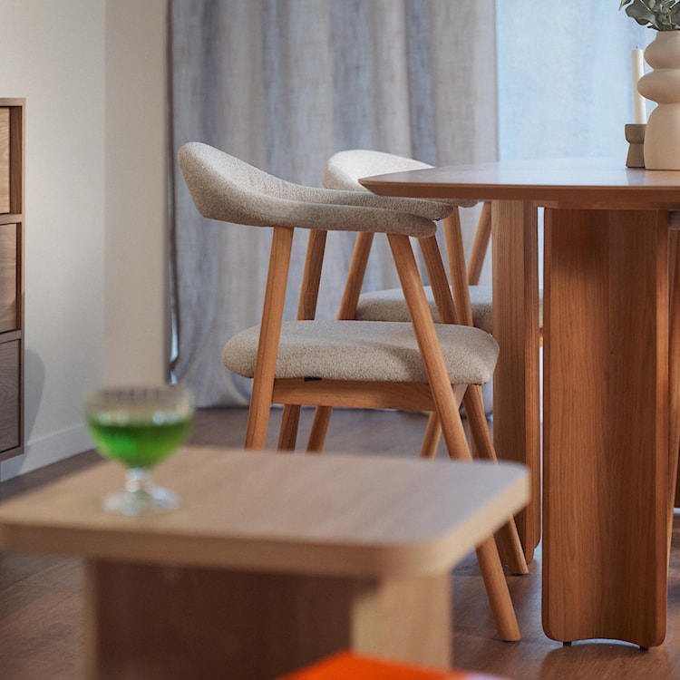 Krzesło drewniane do jadalni Depenne w tkaninie boucle jasnoszare/dąb naturalny  - zdjęcie 4