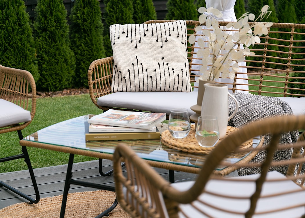 Zestaw mebli ogrodowych Sytly sofa z dwoma fotelami i stolikiem pleciony ze szklanym blatem naturalny/czarny  - zdjęcie 5