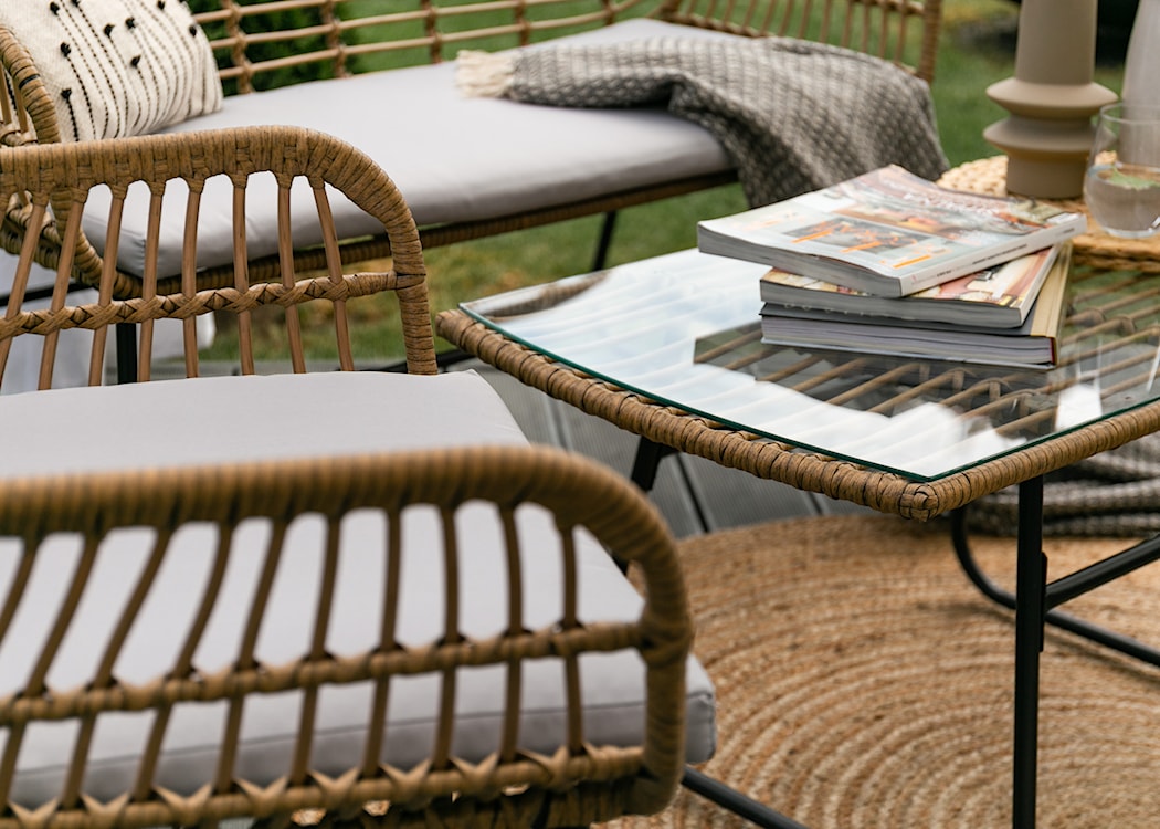 Zestaw mebli ogrodowych Sytly sofa z dwoma fotelami i stolikiem pleciony ze szklanym blatem naturalny/czarny  - zdjęcie 11