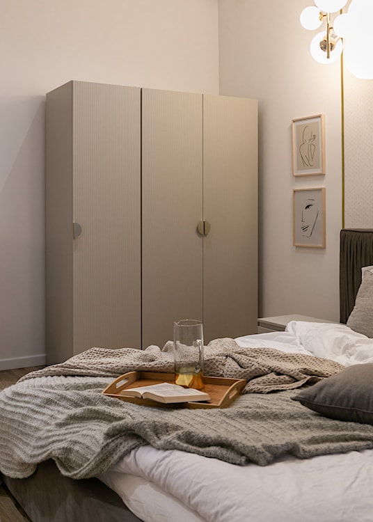 Szafa trzydrzwiowa Moonir z długim drążkiem i siedmioma półkami 150 cm Szary beż  - zdjęcie 7