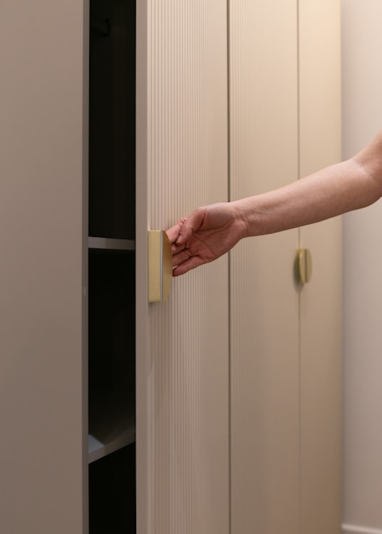 Szafa trzydrzwiowa Moonir z długim drążkiem i siedmioma półkami 150 cm Szary beż  - zdjęcie 9