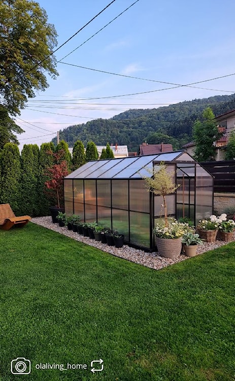 Szklarnia ogrodowa aluminiowa poliwęglanowa 6,72 m2 sześciosekcyjna z fundamentem 184x365 cm czarna  - zdjęcie 5