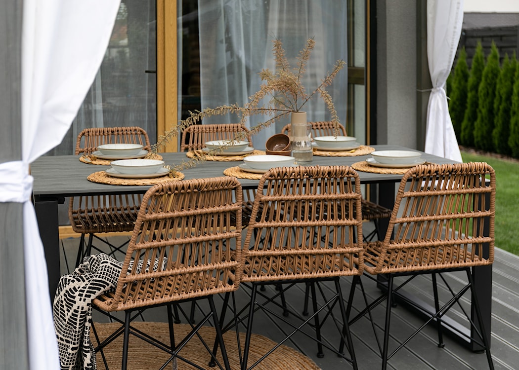 Stół ogrodowy Tiower szary z sześcioma krzesłami ogrodowymi Alviano  - zdjęcie 5