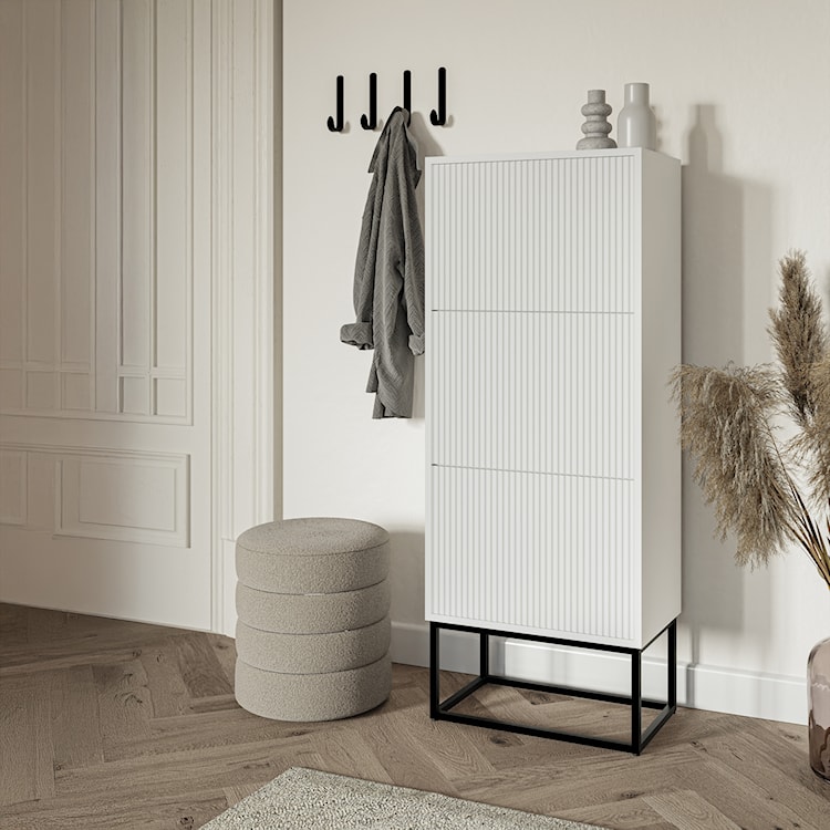 Szafka na buty Veldio z frezowanym frontem i trzema przegrodami 50 cm Biała z czarnymi nogami  - zdjęcie 3