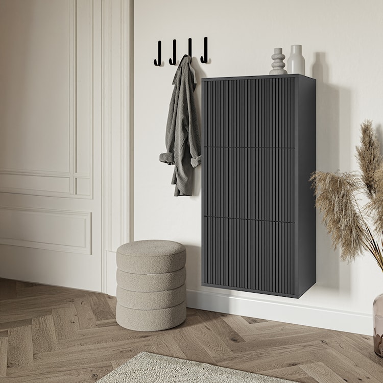 Szafka na buty Veldio z frezowanym frontem i trzema przegrodami 50 cm Czarna wisząca  - zdjęcie 3