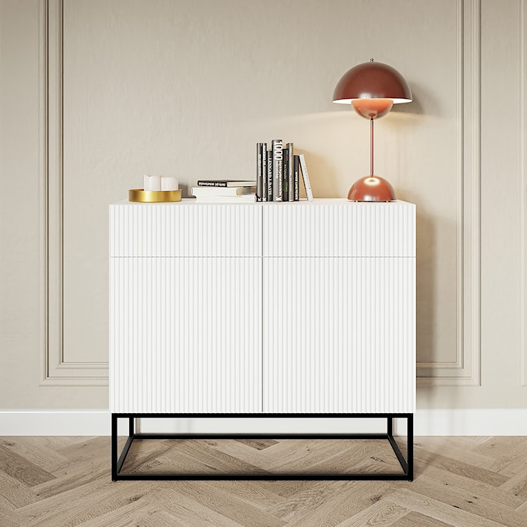 Komoda dwudrzwiowa Veldio z frezowanym frontem i dwiema szufladami 100 cm Biała z czarnymi nogami  - zdjęcie 2