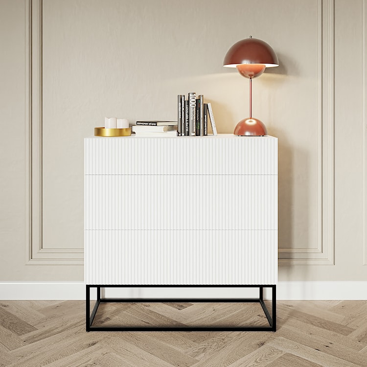 Komoda Veldio z frezowanym frontem i trzema szufladami 90 cm Biała z czarnymi nogami  - zdjęcie 2
