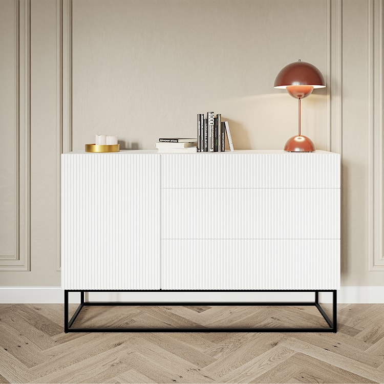 Komoda jednodrzwiowa Veldio z frezowanym frontem i trzema szufladami 140 cm Biała z czarnymi nogami  - zdjęcie 2