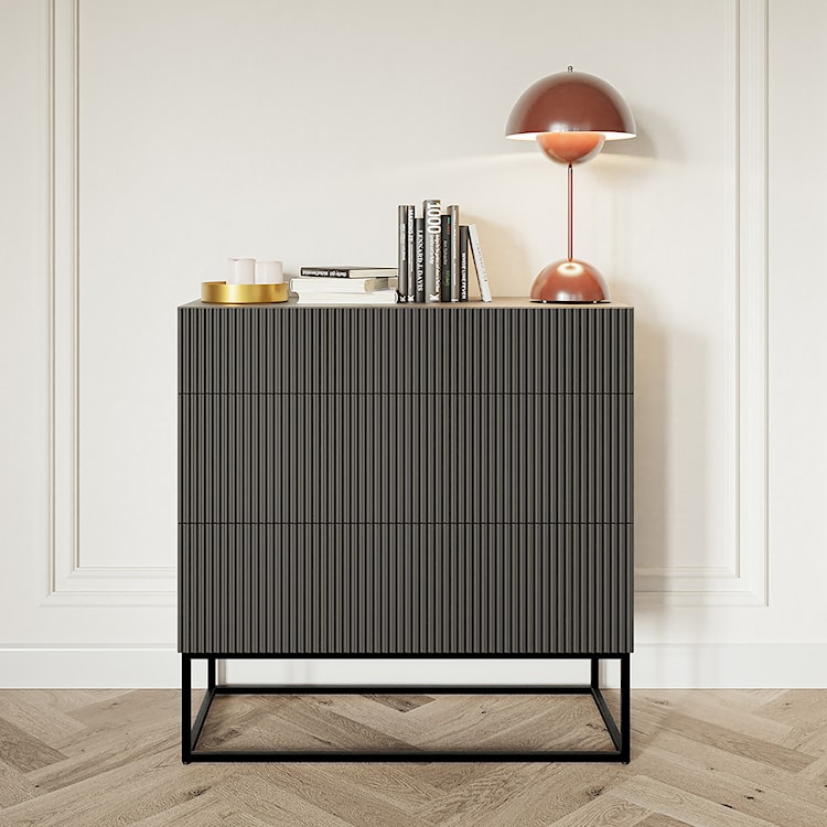 Komoda Veldio z frezowanym frontem i trzema szufladami 90 cm Czarna z czarnymi nogami  - zdjęcie 2