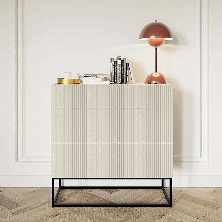 Komoda Veldio z frezowanym frontem i trzema szufladami 90 cm Szary beż z czarnymi nogami  - zdjęcie 2