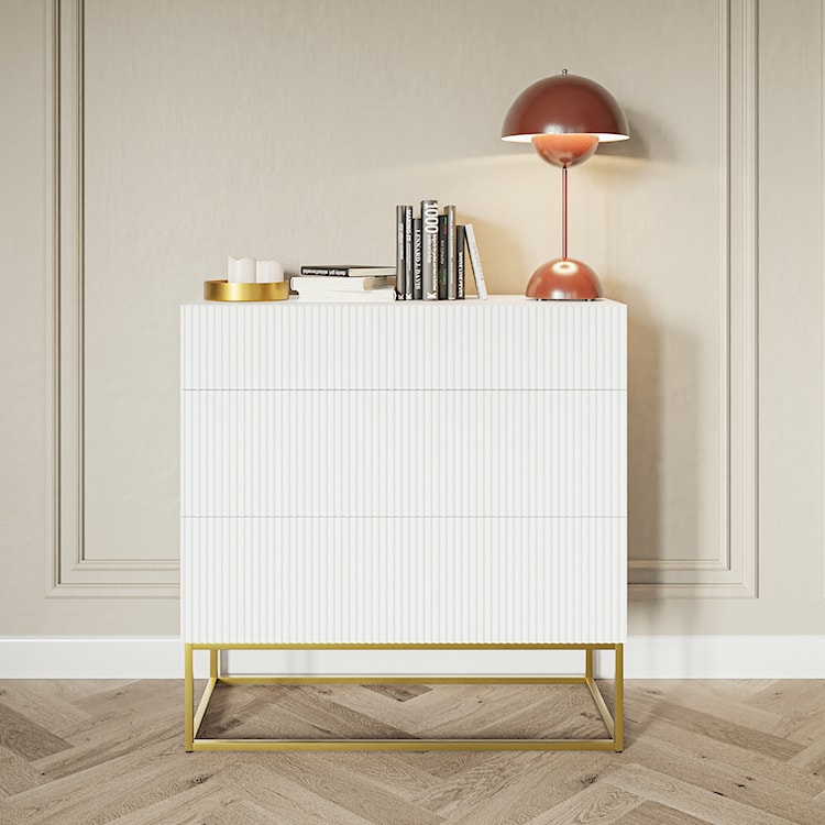 Komoda Veldio z frezowanym frontem i trzema szufladami 90 cm Biała ze złotymi nogami  - zdjęcie 2