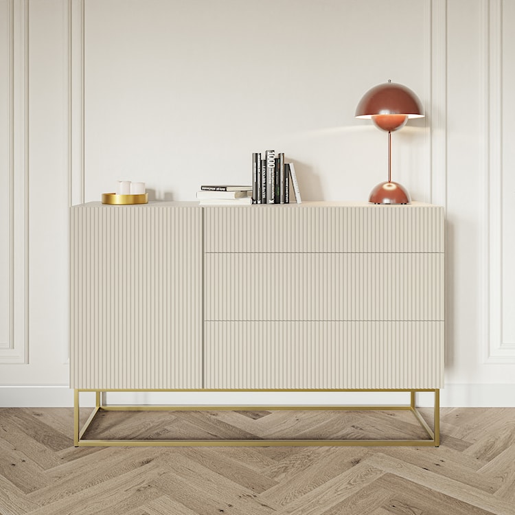 Komoda jednodrzwiowa Veldio z frezowanym frontem i trzema szufladami 140 cm Szary beż ze złotymi nogami  - zdjęcie 3