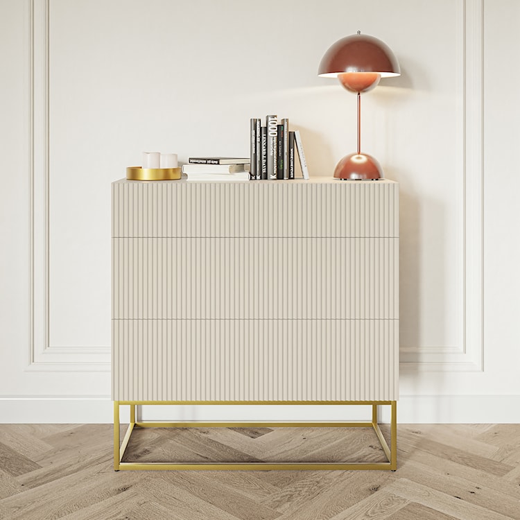 Komoda Veldio z frezowanym frontem i trzema szufladami 90 cm Szary beż ze złotymi nogami  - zdjęcie 3
