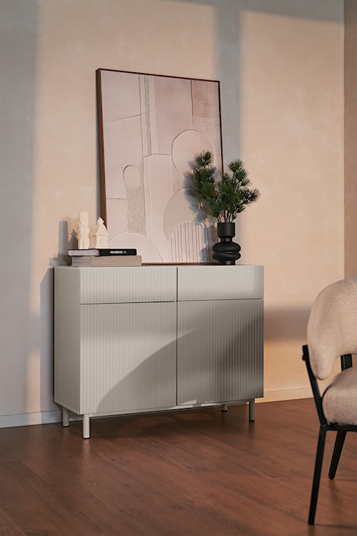 Komoda dwudrzwiowa Veldio New z frezowanym frontem i dwiema szufladami 100 cm szary beż  - zdjęcie 2