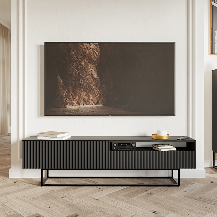 Szafka RTV Veldio z frezowanym frontem i wnęką 175 cm Czarna z czarnymi nogami  - zdjęcie 3