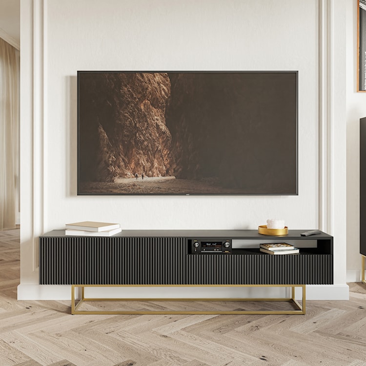 Szafka RTV Veldio z frezowanym frontem i wnęką 175 cm Czarna ze złotymi nogami  - zdjęcie 3