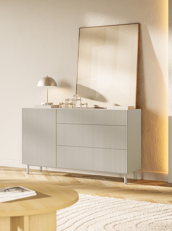 Komoda jednodrzwiowa Veldio New z frezowanym frontem i trzema szufladami 140 cm szary beż  - zdjęcie 4