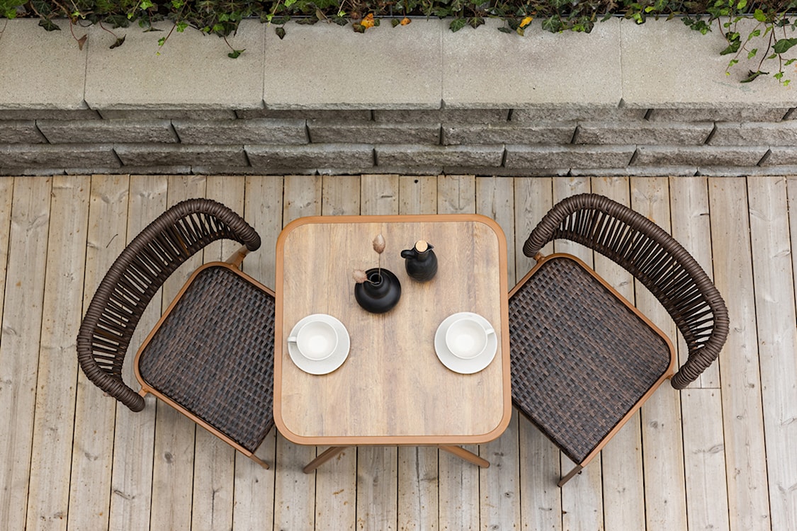 Zestaw mebli ogrodowych Woodinated z dwoma krzesłami i stolikiem kawowym brązowy/czarny  - zdjęcie 4