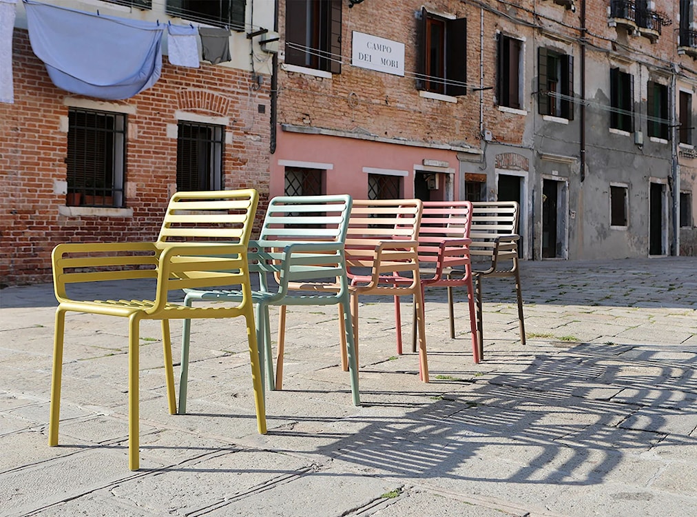 Krzesło ogrodowe z podłokietnikami Doga Nardi z certyfikowanego tworzywa ciemnobrązowe  - zdjęcie 2