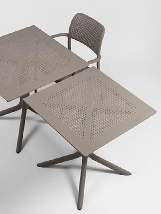 Zestaw ogrodowy stół kwadratowy Clip 80 cm i 4 krzesła z podłokietnikami Bora Nardi z certyfikowanego tworzywa brązowy  - zdjęcie 8