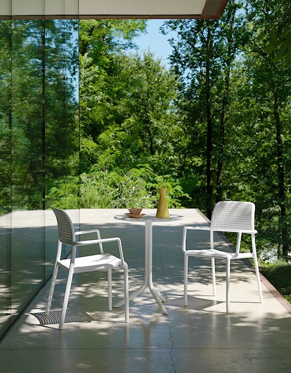 Zestaw balkonowy okrągły stół Spritz 60 cm i 2 krzesła z podłokietnikami Bora Nardi z certyfikowanego tworzywa biały  - zdjęcie 2