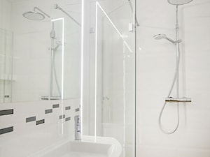 Aranżacja nowoczesnej łazienki - zdjęcie od 4Rooms Studio