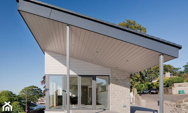 nowoczesny dom z elewacją oraz podbitką dachową wykonaną z deski włóknocementowej cedral