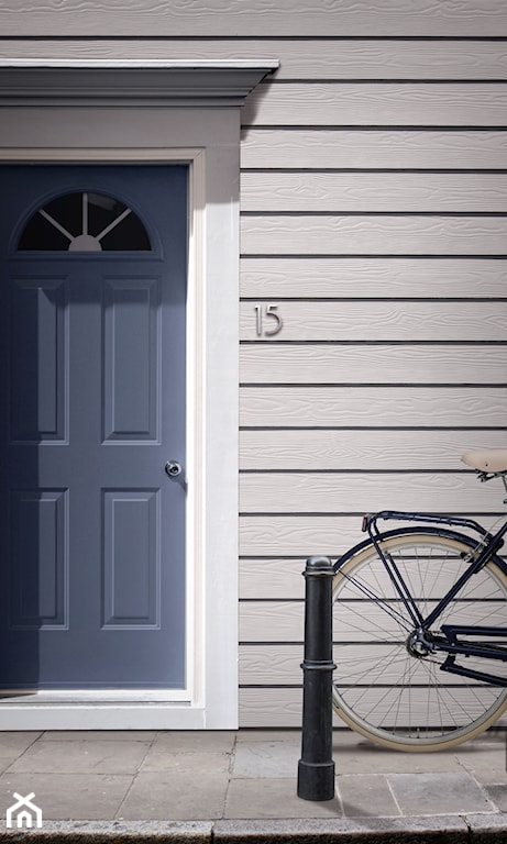 rower, niebieskie drzwi wejściowe, wejście do domu, elewacja z włóknocementu