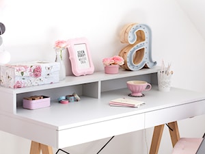 Mały biały pokój dziecka dla dziecka dla nastolatka dla dziewczynki, styl skandynawski - zdjęcie od Minko