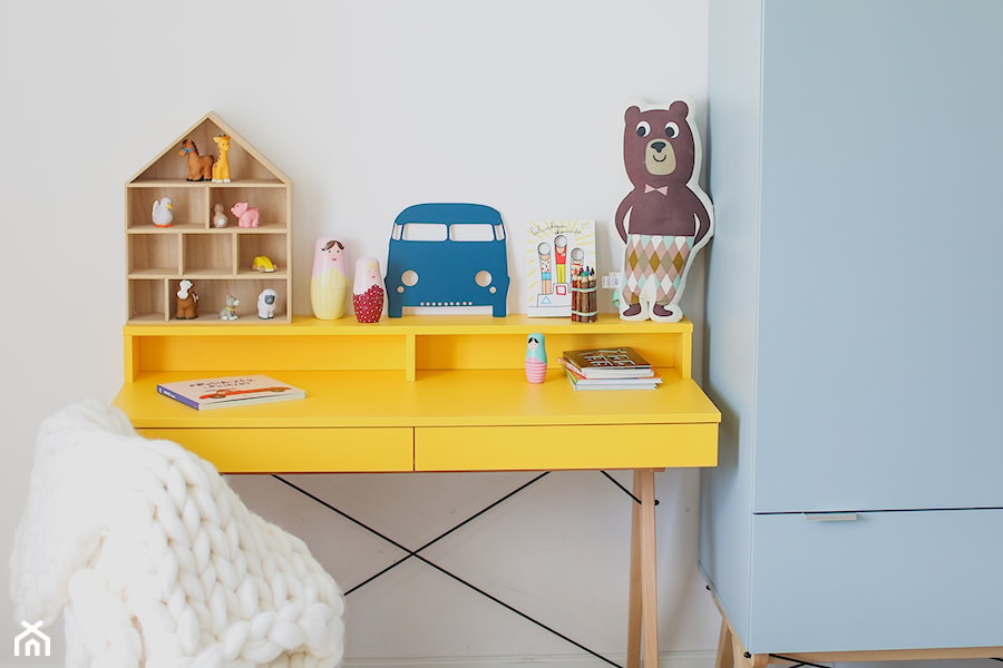 Mały biały pokój dziecka dla dziecka dla chłopca dla dziewczynki, styl skandynawski - zdjęcie od Minko