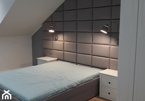 DIY: 8 metrowy zagłówek Marty i Przemka - Średnia biała szara sypialnia na poddaszu - zdjęcie od mieszkanicznik od podszewki