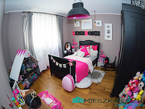 78 metrowe Mieszkanie Anny i Piotra w podpoznańskiej Wrześni - Średni szary pokój dziecka dla dziecka dla nastolatka dla dziewczynki - zdjęcie od mieszkanicznik od podszewki