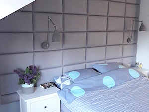 DIY: 8 metrowy zagłówek Marty i Przemka - Średnia biała szara sypialnia na poddaszu - zdjęcie od mieszkanicznik od podszewki