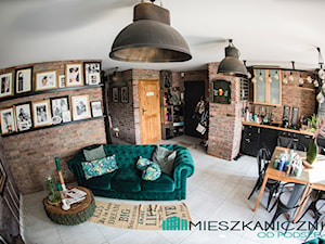 78 metrowe Mieszkanie Anny i Piotra w podpoznańskiej Wrześni - Mały salon z kuchnią z jadalnią - zdjęcie od mieszkanicznik od podszewki