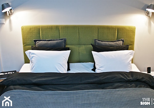 Lofty Ułańskie - Mała szara sypialnia, styl industrialny - zdjęcie od The Sign