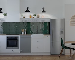 Mieszkanie w stylu kamienicy - Średnia zamknięta biała zielona z zabudowaną lodówką z nablatowym zle ... - zdjęcie od Studio 36m2 - Homebook
