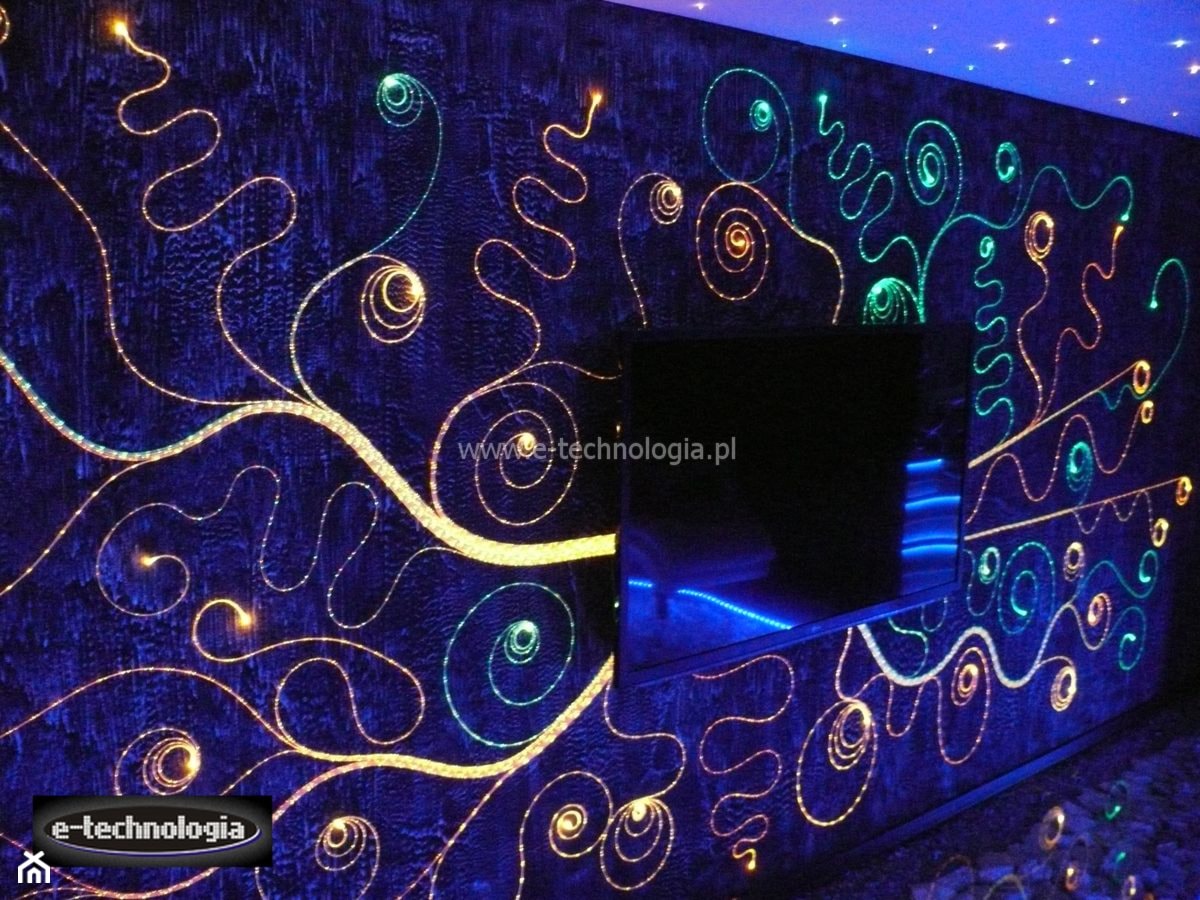 oświetlenie ściany za telewizorem - zdjęcie od E-TECHNOLOGIA Leszek Łazarski - Homebook